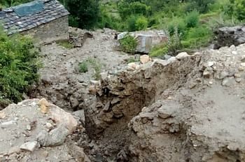 पहाड़ी से भूस्खलन के कारण पगनों गांव के नौ परिवारों ने छोड़ा घर, जोशीमठ में फिर संकट