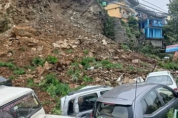 चंबा के पास हुआ भूस्खलन, टैक्सी पार्किंग में मलबा गिरने से मची अफरा-तफरी, कुछ लोगों के दबने की सूचना