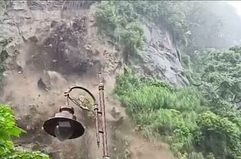 मनसा देवी के पहाड़ से काली मंदिर के पास हुआ भूस्खलन, आस-पास के क्षेत्र से लोगों को हटवाया
