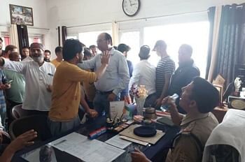 सड़क से गाड़ी हटाने को लेकर पर्यटकों और स्थानीय लोगों में मारपीट, कोतवाली में हंगामा