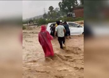 उफान पर आया बरसाती नाला, तेज बहाव में बह गई इनोवा, पांच लोग थे सवार,ग्रामीणों ने लिया रेस्क्यू