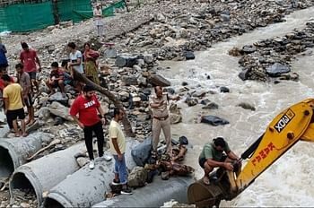 तेज बारिश से उफान पर आया मौण खाला और बांदल नदी, फंसे 14 पर्यटकों को जेसीबी पर बैठाकर किया रेस्क्यू