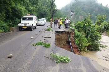 मलबा आने से यमुनोत्री हाईवे जगह-जगह बाधित, मोहंद के पास गिरी निर्माणाधीन पुल की दीवार