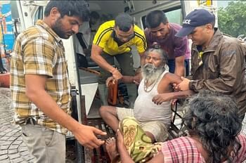 लक्ष्मण झूला के पास गिरी दीवार, मलबे में दबे दो साधु,एक को बचाया,दूसरे की मौत