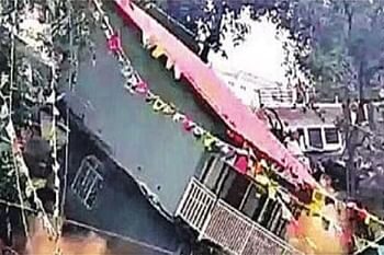 नैनीताल में भूस्खलन के बाद पलभर में जमींदोज हुआ दो मंजिला भवन
