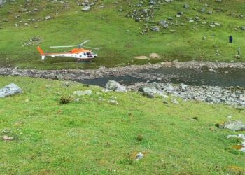 बासुकीताल से ऊपर ट्रेक पर गया था 4लोगों का दल,एक व्यक्ति की तबियत हुई खराब, हेली सेवा के माध्यम से किया गया रेस्क्यू