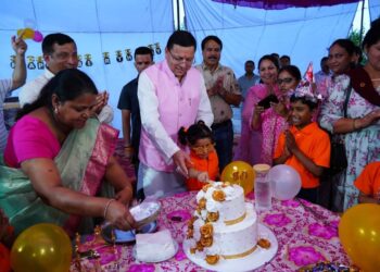सी एम धामी ने अपने जन्मदिन की पूर्व संध्या पर स्कूली बच्चों के साथ काटा केक,साथ बैठ किया भोजन