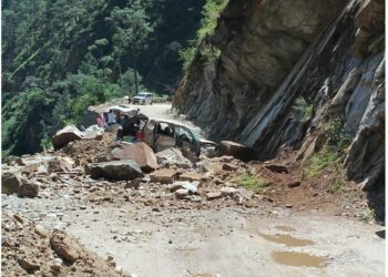 यहाँ कार के ऊपर गिरी  चट्टान,खंड विकास अधिकारी समेत चार अन्य कर्मचारी थे वाहन में मौजूद