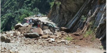 यहाँ कार के ऊपर गिरी  चट्टान,खंड विकास अधिकारी समेत चार अन्य कर्मचारी थे वाहन में मौजूद