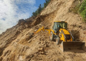 पांच दिनों से बंद पड़े पोखरी-चोपता-रुद्रप्रयाग मोटर मार्ग को खुलवाने का प्रयास जारी