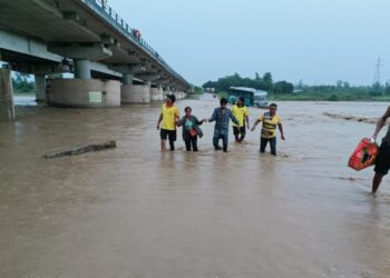 नेपाल से आई बस यहाँ नदी मे फस गई बाल बाल बचें यात्री