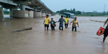 नेपाल से आई बस यहाँ नदी मे फस गई बाल बाल बचें यात्री