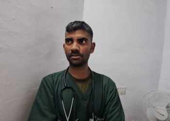 ऋषिकेश एम्स में पकड़ा गया यूनिफॉर्म पहनकर घूमता हुआ फर्जी डॉक्टर,एम्स प्रशासन ने किया पुलिस के हवाले,हो सकते हैं कई खुलासे