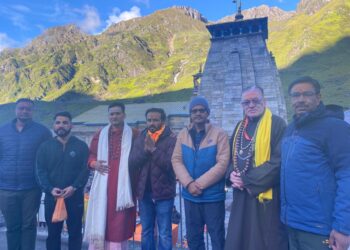 इस भारतीय क्रिकेटर ने किये सपरिवार बाबा केदारनाथ के दर्शन