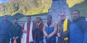 इस भारतीय क्रिकेटर ने किये सपरिवार बाबा केदारनाथ के दर्शन