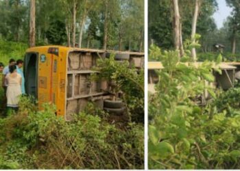 हाईवे पर पलटी स्कूली बच्चों से भरी बस