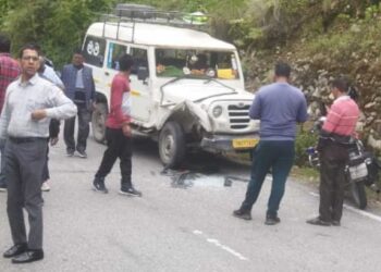 यहाँ बड़ा हादसा, दो वाहनों की जबरदस्त टक्कर से खाई में गिरी कार, एक की मौत,कई गंभीर घायल