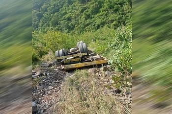 ऋषिकेश-बद्रीनाथ हाईवे के पास जेसीबी लदा ट्रेलर वाहन गहरी खाई में गिरा, ऑपरेटर की मौके पर ही मौत
