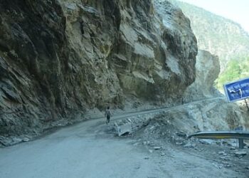 बद्रीनाथ राजमार्ग:मैठाणा में नहीं थम रहा भू-धंसाव, सिमट रही अलकनंदा, बहाव भी हाईवे की ओर होने से बढ़ा खतरा