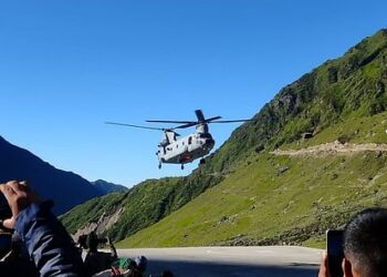 चिनूक ने केदारनाथ में की ट्रायल लैंडिंग, कल से पुननिर्माण सामग्री पहुंचाएगा धाम