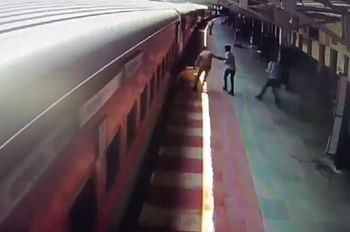 हड़बड़ाहट में चलती ट्रेन से उतर गई महिला,जीआरपी जवान की सतर्कता से बच पाई जिंदगी