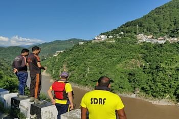 दिल्ली से चोपता घूमने आए थे दो दोस्त, संगम पर नहाते समय एक बहा, खोजबीन जारी