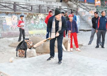मुख्यमंत्री धामी बच्चों के साथ खेला क्रिकेट, चाय की ली चुस्की और आम जनता से मिलकर लिया फीडबैक