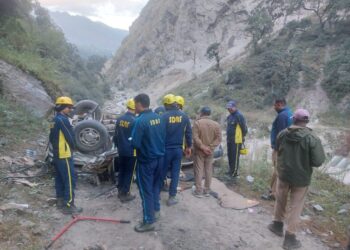 खाई में गिरा वाहन दुर्घटनाग्रस्त!! एक की मौत,2 घायल रेफर