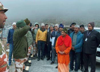 सीमा पर तैनात जवानों की हौसला-अफजाई के लिए भारत तिब्बत से लगी माणा पास बार्डर पहुंचे यूपी सीएम योगी आदित्यनाथ