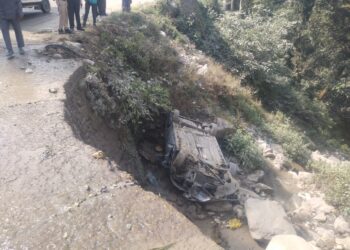 केदारनाथ से दर्शन कर वापिस लौट रही तीर्थयात्रियों की कार नाले में गिरी, सभी यात्री सुरक्षित