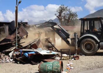 अवैध अतिक्रमण पर प्रशासन का चला डंडा, चोपता क्षेत्र के बनियाकुण्ड में 15-20 अवैध ढाबे और रेस्टोरेंट तोड़े