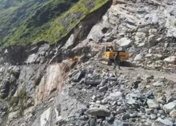 पहाड़ी से पत्थर व मलबे के नीचे दबा वाहन, 9 लोगों के दबे होने की आशंका, पुलिस व एसडीआरएफ का रेस्क्यू आपरेशन जारी