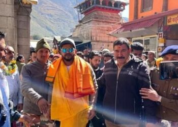 बद्रीनाथ धाम पहुंचे क्रिकेटर सुरेश रैना, भगवान बद्री विशाल की पूजा-अर्चना कर लिया आशीर्वाद