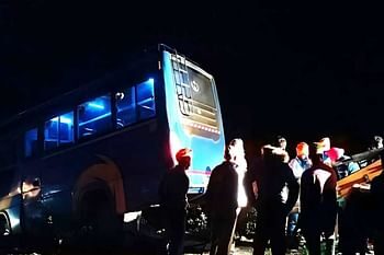 हेमकुंड साहिब आए पाकिस्तानी यात्रियों की बस हुई हादसे का शिकार, अनियंत्रित होकर खाई की तरफ लटकी