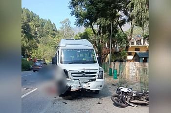 बद्रीनाथ राजमार्ग पर दर्दनाक हादसा,टेम्पो ट्रैवलर और बाइक की भीषण टक्कर