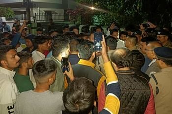 भाई-बहन के ऊपर गिरी डीएवी कॉलेज की दीवार, बहन की मौत के बाद छात्रों का हंगामा