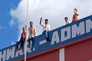 आंदोलन के बीच पेट्रोल लेकर कॉलेज की छत पर चढ़े छात्र, दी आत्मदाह की चेतावनी