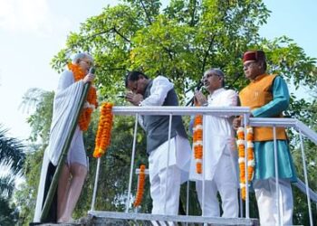 सीएम धामी ने राष्ट्रपिता और लाल बहादुर शास्त्री को किया नमन, पुष्प अर्पित कर दी श्रद्धांजलि