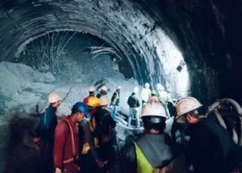 यहाँ निर्माणाधीन टनल धंसी, 36 मजदूर फंसे