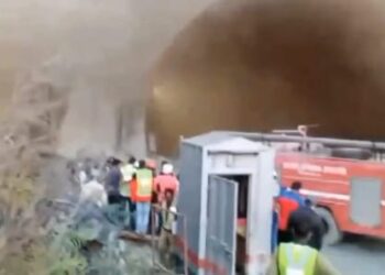 सुरंग में लगी आग, सुरंग में काम कर रहे थे 44 मज़दूर