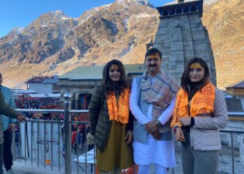 बद्री-केदार दर्शन को पहुंची प्रसिद्ध फिल्म अभिनेत्री रवीना टंडन