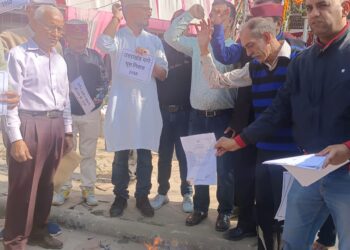 राज्य स्थापना दिवस पर स्थायी निवास प्रमाण पत्र की प्रतियां जलाई