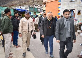 भारत निर्वाचन आयुक्त और नेपाल के राजदूत ने किए बदरी विशाल के दर्शन, पूजा कर लिया आशीर्वाद