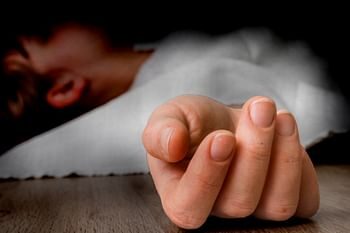 यहाँ कमरे में फंदे से लटका मिला पूर्व कर्मचारी का शव