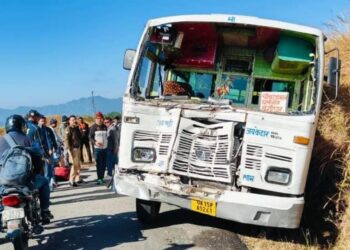 एकेश्वर रोड़ पर आपस में दो बसों की जोरदार टक्कर, 22 यात्री घायल