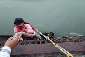 चीला बैराज में डूबते हुए युवक को पुलिस ने बचाया, स्थानीय लोगों की मदद से किया रेस्क्यू