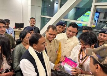 इंतजार खत्म…देहरादून में सजे दरबार में उमड़ी भक्तों की भीड़, मंच पर पहुंचे धीरेंद्र शास्त्री