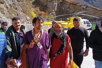 बदरीनाथ धाम पहुंचे पंडित धीरेंद्र शास्त्री, भगवान बदरी विशाल की पूजा-अर्चना कर लिया आशीर्वाद