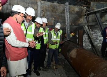 सीएम धामी ने सुरंग में पहुंचकर लिया बचाव अभियान का जायजा, बौखनाग मंदिर में की पूजा