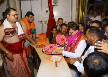 सीएम धामी ने सिद्धिविनायक मंदिर में किए दर्शन, पूजा कर लिया बप्पा का आशीर्वाद